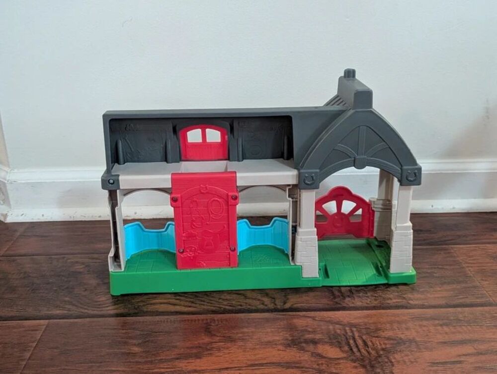 Fisher Price Little People Friendly Horses Stable Playset 3 Figures Accessories - Picture 3 of 6